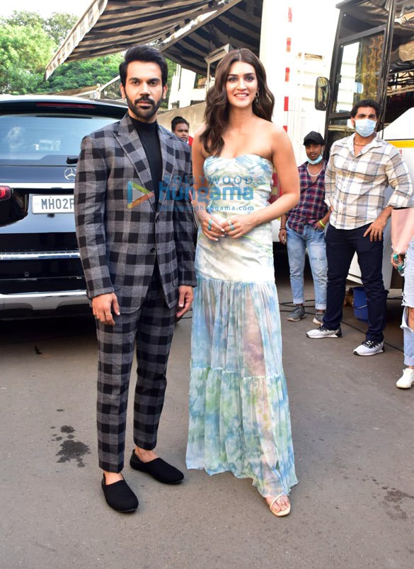 Photos: The Kapil Sharma Show Kriti Sanon and Rajkummar Rao snapped during Hum Do Hamare Do promotions Photos: The Kapil Sharma Show Kriti Sanon and Rajkummar Rao snapped during Hum Do Hamare Do promotions