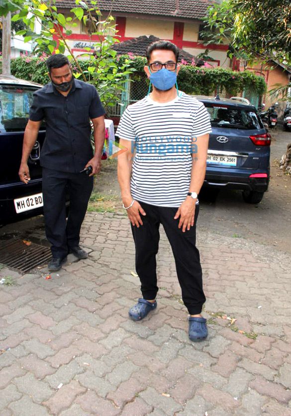 Photos: Aamir Khan spotted in Bandra Photos: Aamir Khan spotted in Bandra