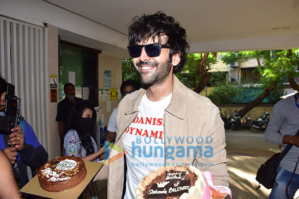 Photos: Kartik Aaryan cuts his birthday cake with the media and his fans Photos: Kartik Aaryan cuts his birthday cake with the media and his fans