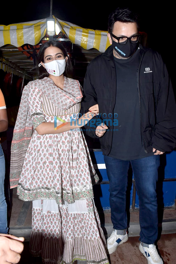 Photos Sara Ali Khan and Dinesh Vijan snapped at Versova Jetty (3)