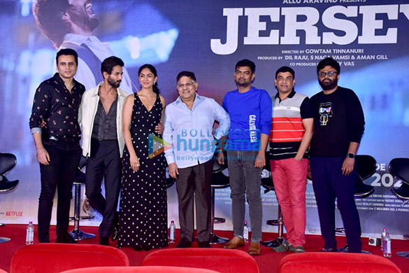 Photos: Shahid Kapoor, Mrunal Thakur and others snapped at the trailer launch of Jersey Photos: Shahid Kapoor, Mrunal Thakur and others snapped at the trailer launch of Jersey