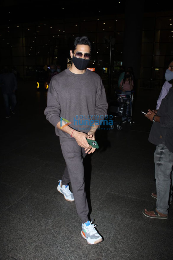 Photos: Sidharth Malhotra, Ekta Kapoor and Jeetendra snapped at the airport Photos: Sidharth Malhotra, Ekta Kapoor and Jeetendra snapped at the airport
