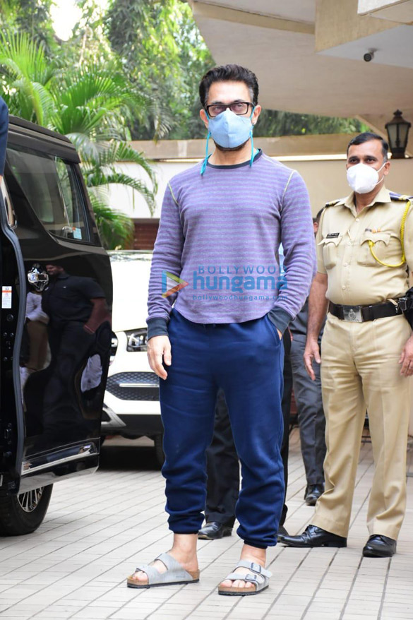 Photos Aamir khan spotted in Bandra (3)