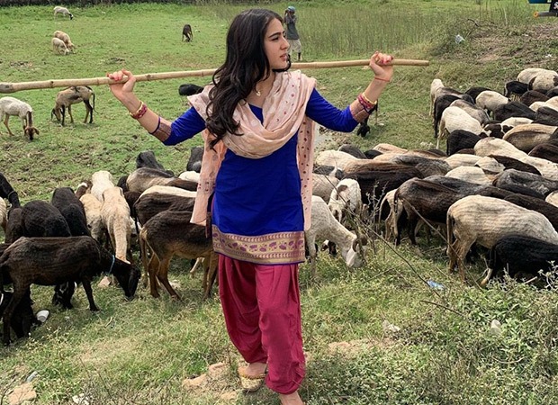 Sara Ali Khan shares BTS images from the scenes of 'Atrangi Re' from Uttar Pradesh.  her hilarious rhymes win hearts