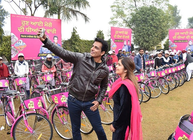Sonu Sood distributes 1000 bicycles to school students and social workers in his hometown Moga