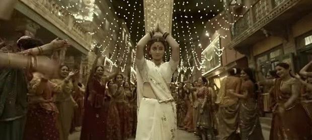 Alia Bhatt Unveils Teaser Of Gangubai Kathiawadi Song ‘dholida Song 