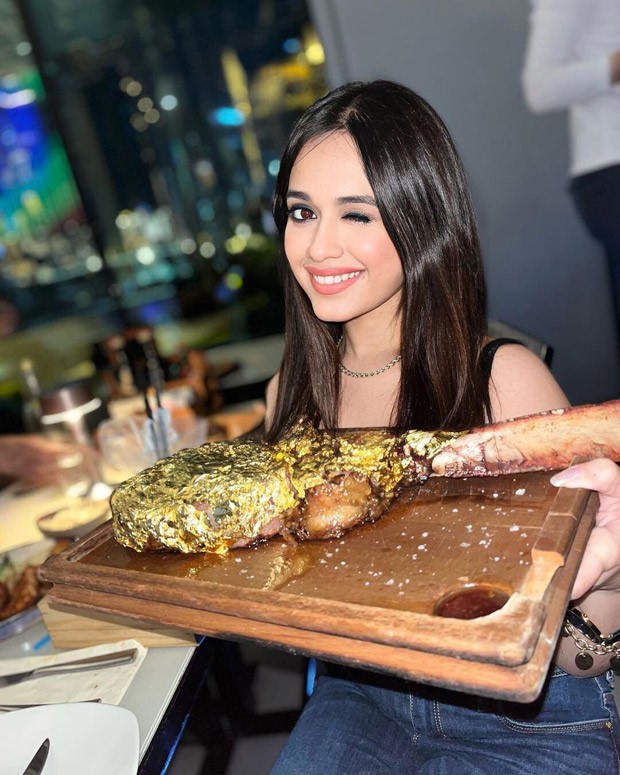 Jannat Zubair enjoys some delicacies at Dubai restaurant, see photos