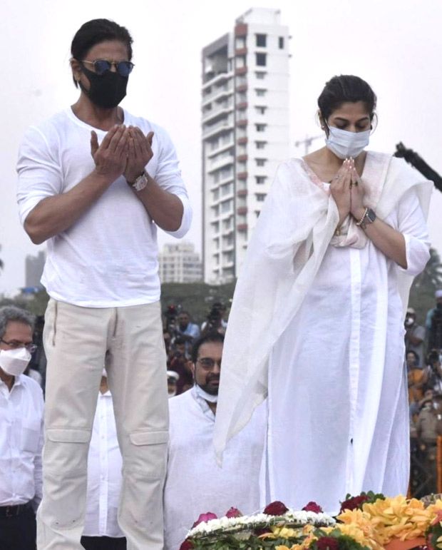Photo Of Shah Rukh Khan Reading Dua At Lata Mangeshkar s State Funeral Goes Viral On The photo-of-shah-rukh-khan-reading-dua-at-lata-mangeshkar-s-state-funeral-goes-viral-on-the