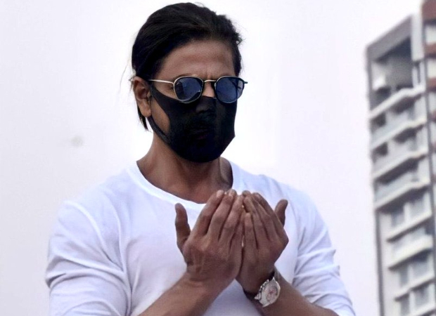Shah Rukh Khan receives massive support from all across for offering dua at Lata Mangeshkar's state funeral