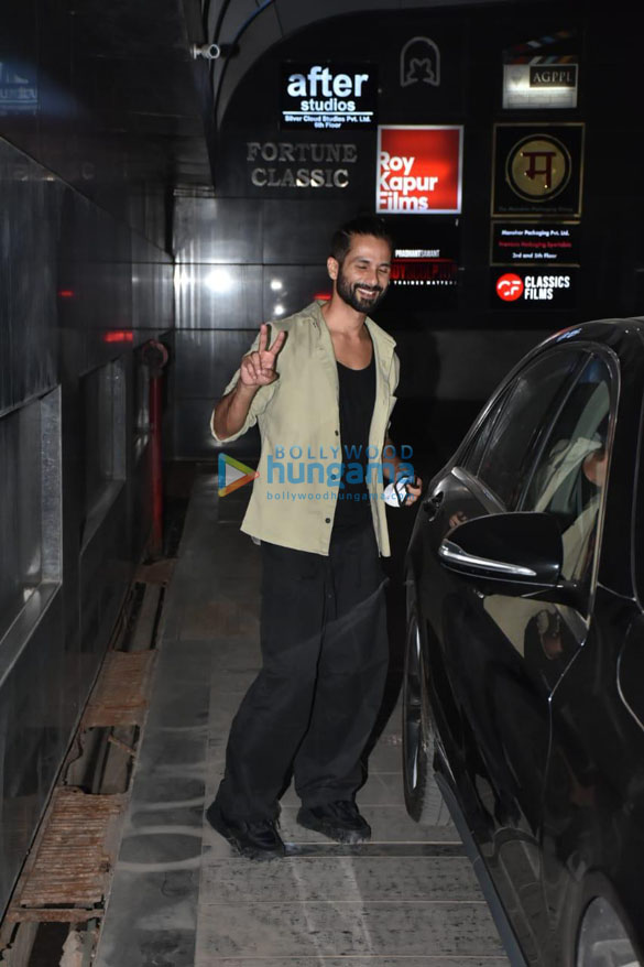 Photos: Shahid Kapoor is all smiles as he gets snapped at Siddharth Roy Kapur’s office in Khar