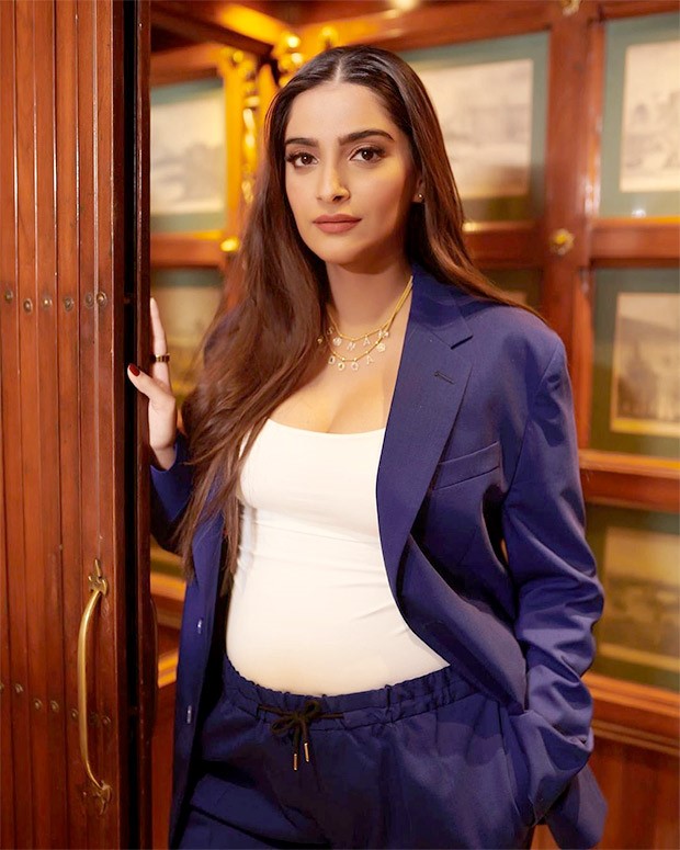 Pregnant Sonam Kapoor Makes First Appearance Post Announcement With ...