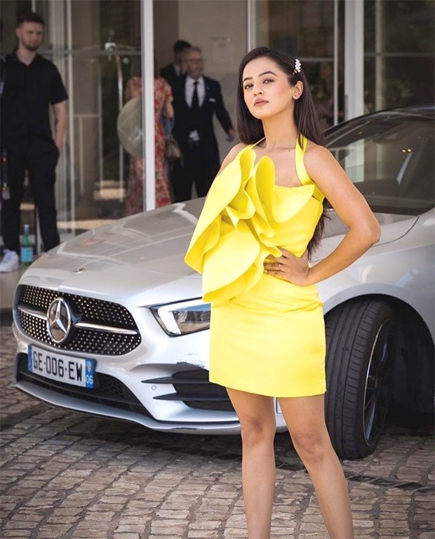 Cannes 2022: Helly Shah makes her debut in glamorous yellow mini dress and poses for the paparazzi in style