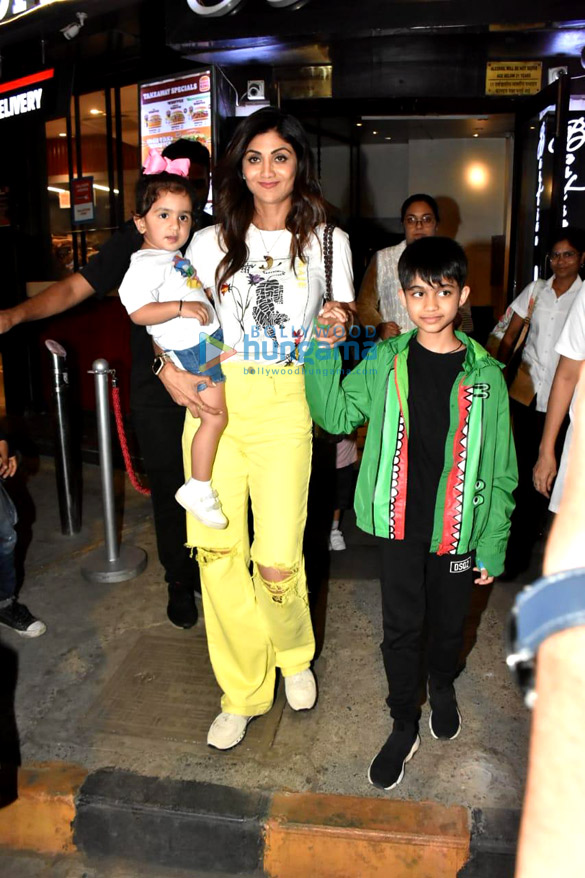 Photos: Shilpa Shetty snapped at Bastian in Khar Photos: Shilpa Shetty snapped at Bastian in Khar