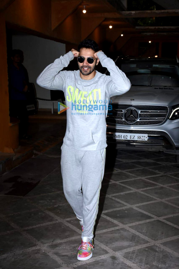 Photos Varun Dhawan does the Jugjugg Jeeyo pose as he gets snapped in the city (4)