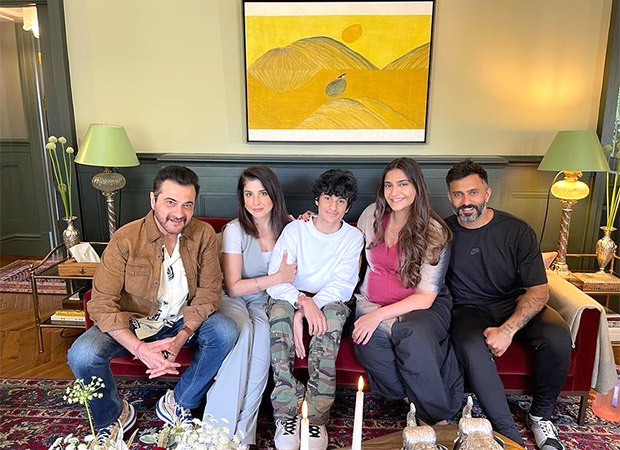 Sonam Kapoor poses with aunt Maheep Kapoor and family; see glimpses of her Notting Hill home with Anand Ahuja : Bollywood News - Vimarsana News