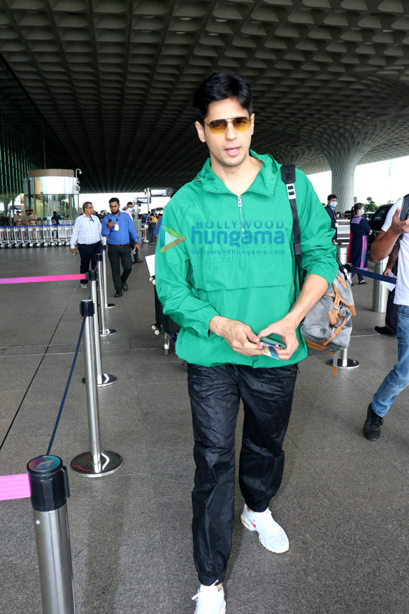 Photos: Sidharth Malhotra, Tusshar Kapoor and Vidyut Jammwal snapped at the airport