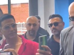 Akshay Kumar clicks selfies with fans in London