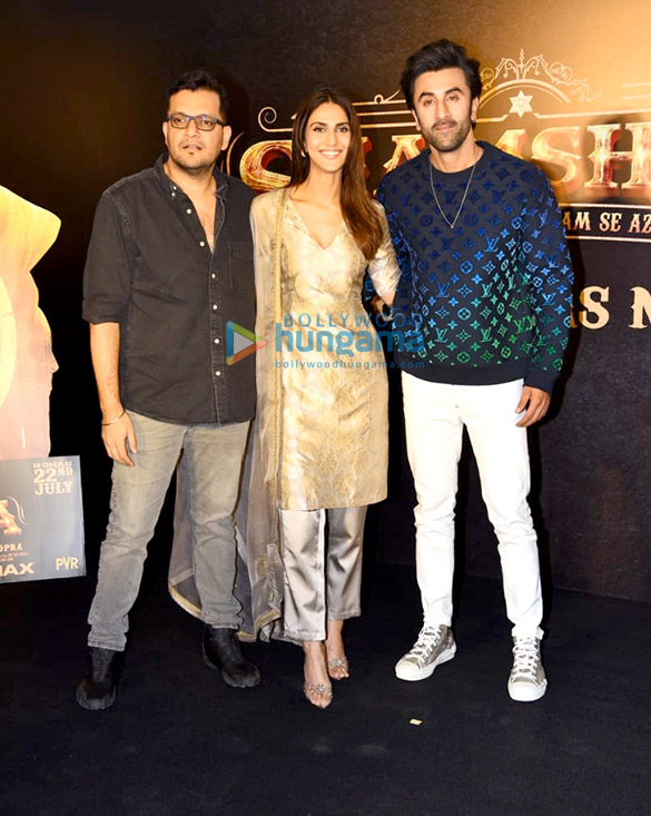 Photos Ranbir Kapoor, Vaani Kapoor and Karan Malhotra spends time with fans on Shamshera release day2 (4)