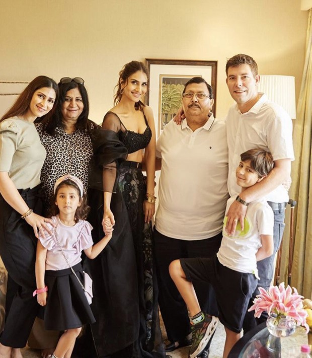 Vaani Kapoor poses with family, looks smouldering in black lehenga worth Rs. 2.53 Lakh
