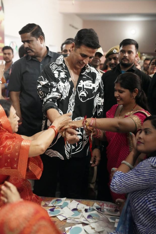 Akshay Kumar, Aanand L Rai and team of Raksha Bandhan visit Goliyawas village in Jaipur; receive rakhis from several women 