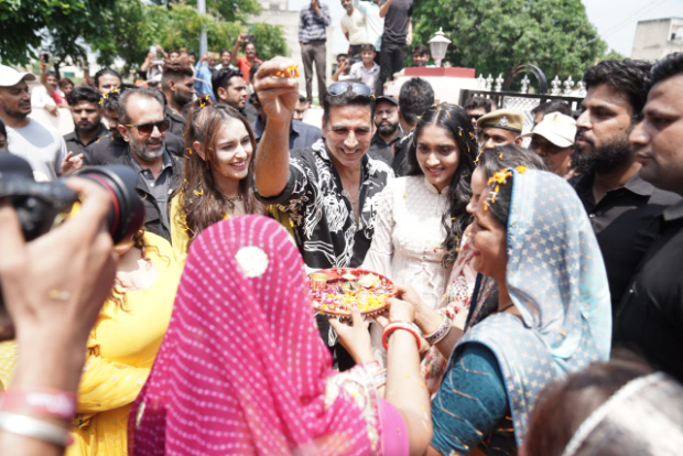 Akshay Kumar, Aanand L Rai and team of Raksha Bandhan visit Goliyawas village in Jaipur; receive rakhis from several women 