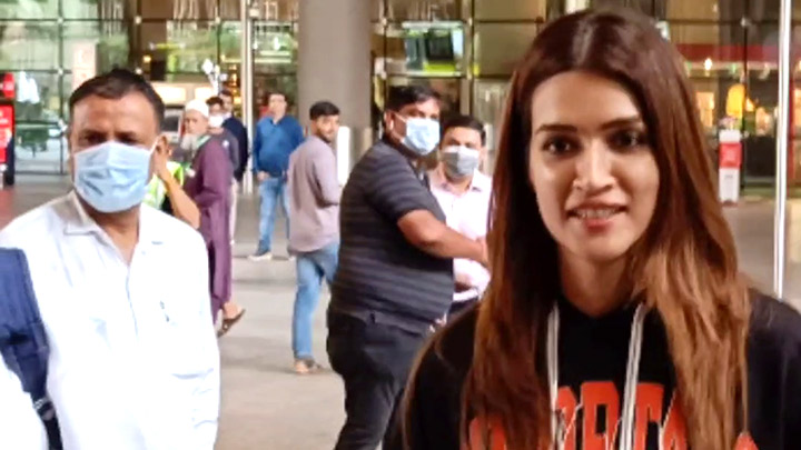 Kriti Sanon celebrates her birthday at the airport with Kartik Aaryan and fans