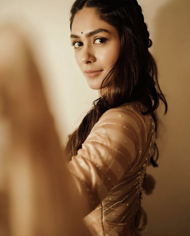Mrunal Thakur is a sight to behold in gorgeous brown anarkali worth Rs. 26K as she promotes Sita Ramam Mrunal Thakur is a sight to behold in gorgeous brown anarkali worth Rs. 26K as she promotes Sita Ramam