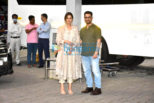 Photos: Aamir Khan and Mona Singh spotted at Kalina airport