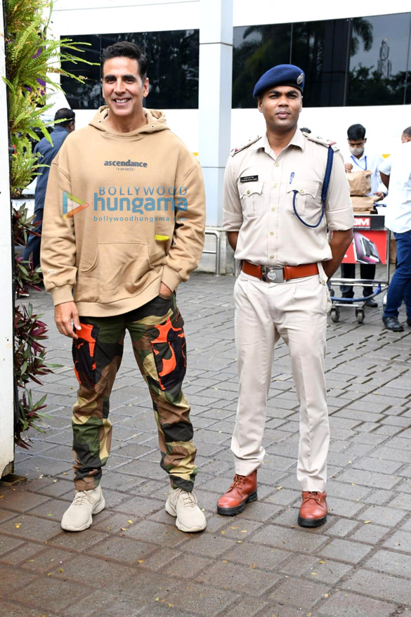 Photos: Akshay Kumar and Allu Arjun snapped at Kalina airport