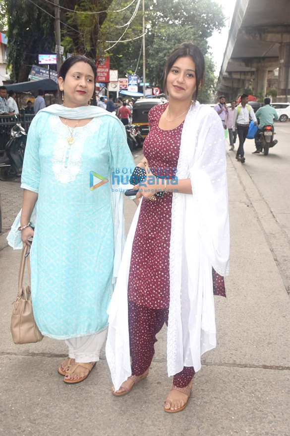Photos: Anjali Arora snapped with her mom at a Gurudwara Photos: Anjali Arora snapped with her mom at a Gurudwara