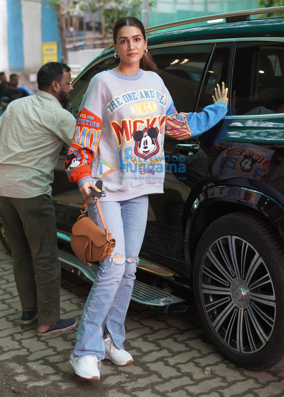 Photos Kriti Sanon spotted at a clinic in Juhu (3)