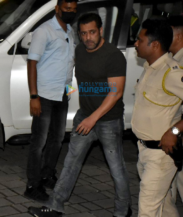 Photos Salman Khan and Pooja Hegde snapped at Kalina Airport (3)