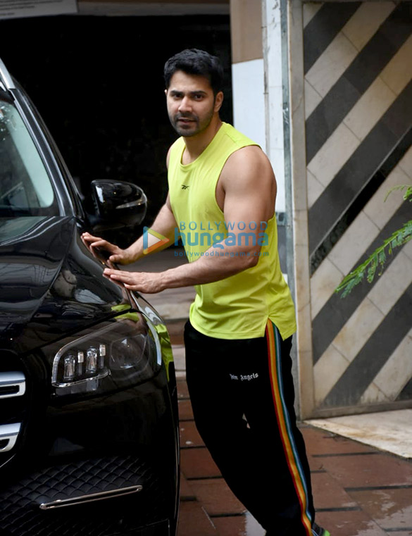 Photos Varun Dhawan snapped at the gym (3)