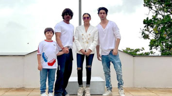 Shah Rukh Khan hoists Indian flag with his family at Mannat