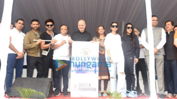 Photos: Anupam Kher and Parineeti Chopra snapped participating in the Beach Cleanup drive in Juhu