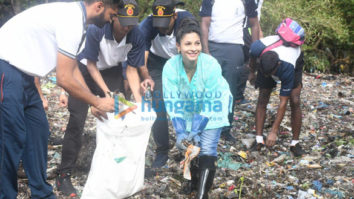 Photos: Tanishaa Mukerji snapped with her mother attending a beach clean up at Carter Road