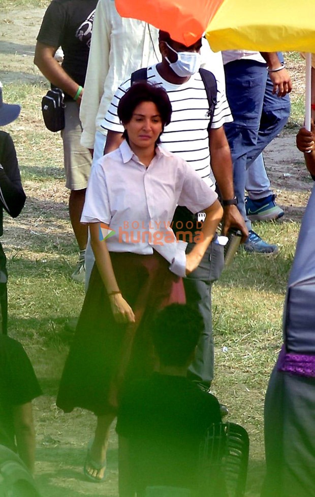 LEAKED PHOTOS: Anushka Sharma pulls a baby bump while shooting for Chakda Xpress in Howrah